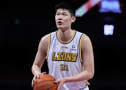 胡金秋半场出战12分钟，投篮4中3得到6分2篮板1盖帽