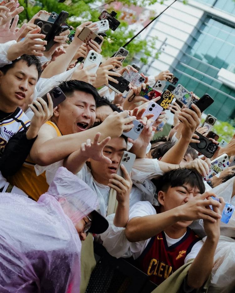 美媒晒照回顾詹姆斯中国行：中国球迷们因詹姆斯而疯狂！