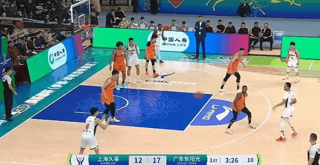 开云-黄明依接球长两分投进，王洪泽持球强攻洛夫顿上篮打进