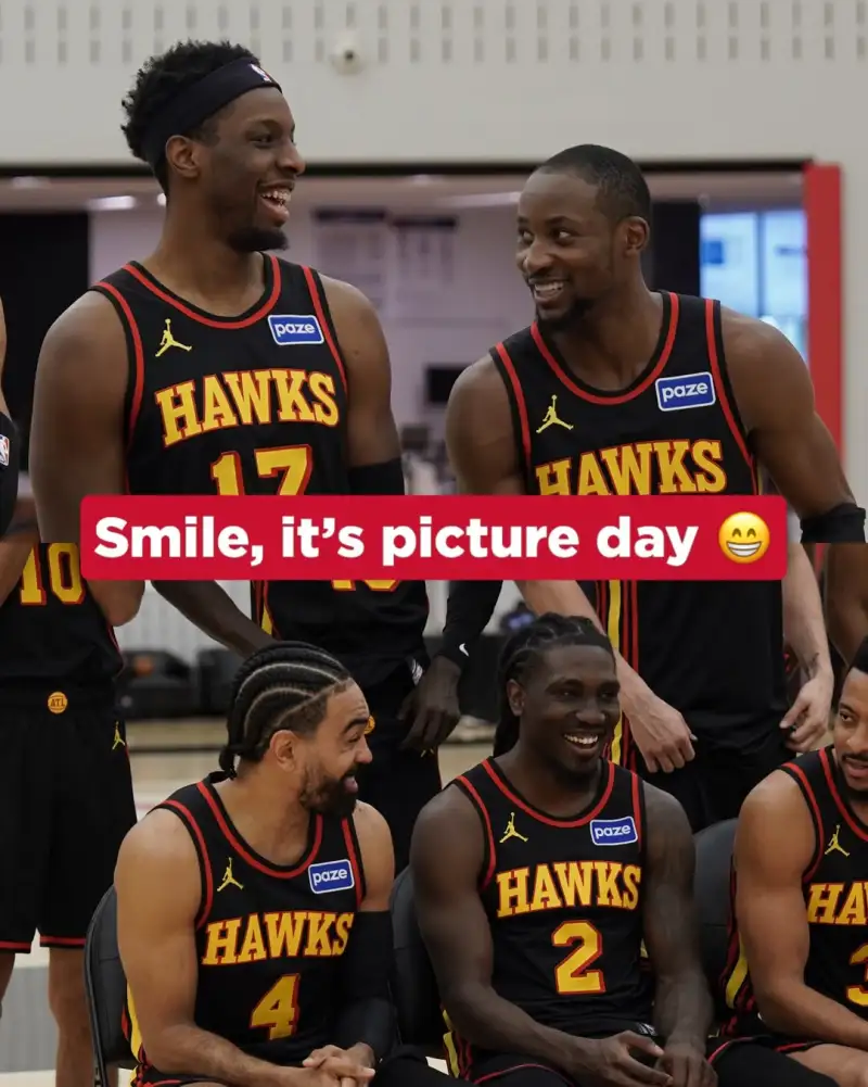 kaiyun-朝气蓬勃的球队！老鹰官方分享全员拍摄全家福的侧拍照